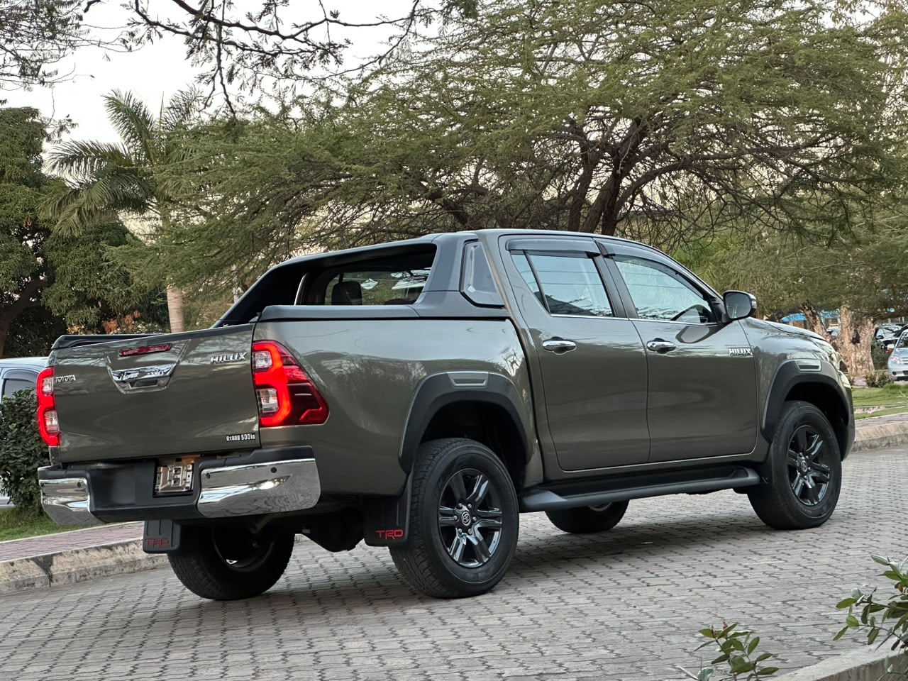 TOYOTA HILUX DOUBLE CABIN thumbnail 8